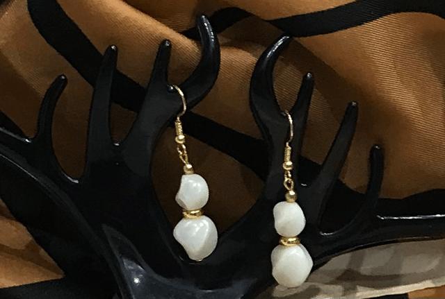 Cream/Gold Dangling Earrings- CDE1002