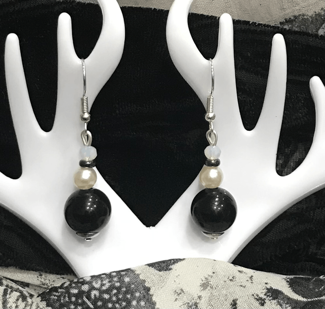 Black Dangling Earrings- BLKDE08