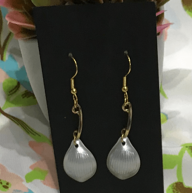 White/Cream Dangling Earrings- WDE27