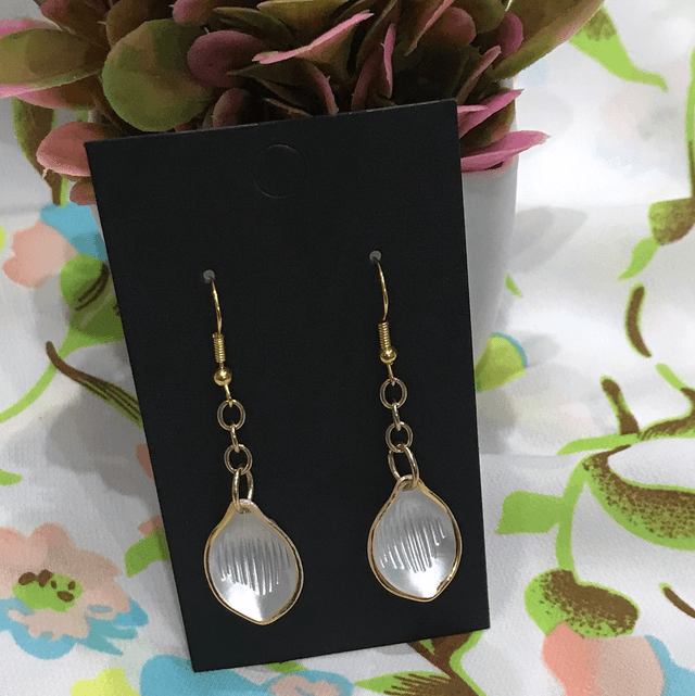 White/Cream Dangling Earrings- WDE29