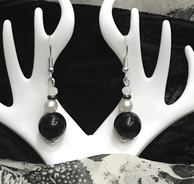 Black Dangling Earrings- BLKDE08
