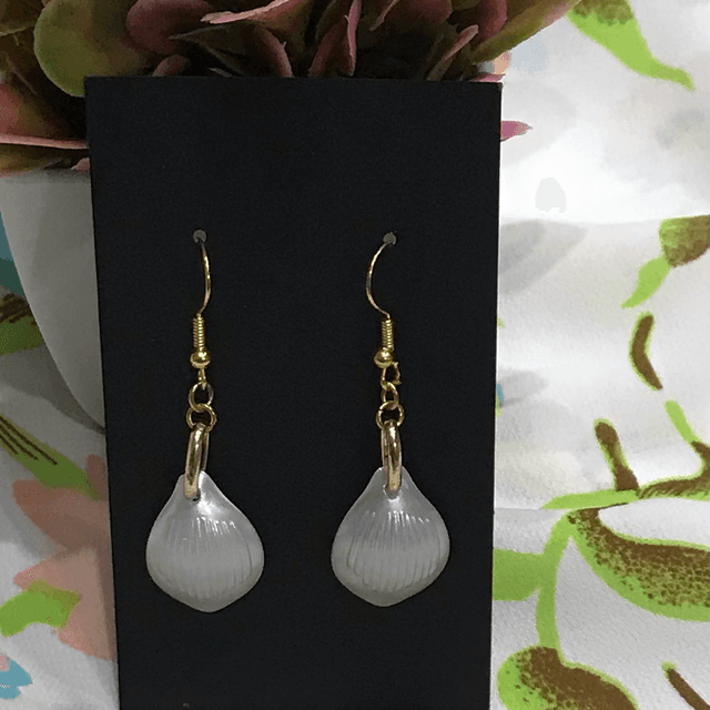 White/Cream Dangling Earrings- WDE28