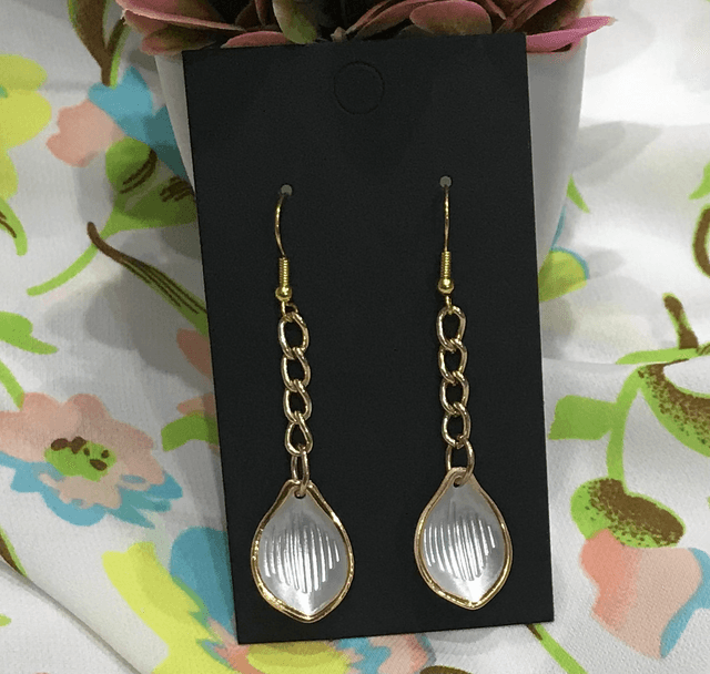 White/Cream Dangling Earrings- WDE30