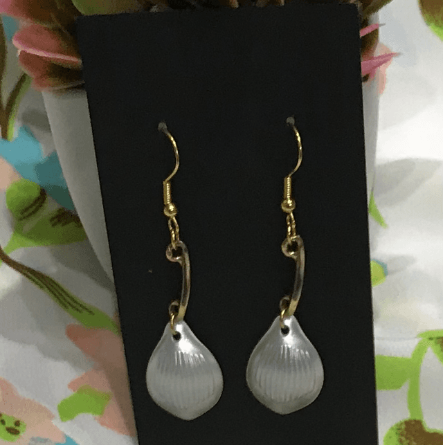 White/Cream Dangling Earrings- WDE27